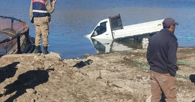 El freni çekilmeyen kamyonet baraj gölüne düştü: 1 ölü