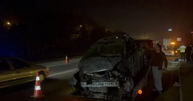Kontrolden çıkan araç aydınlatma direğini devirip karşı yöne geçti Eskişehir Haberleri