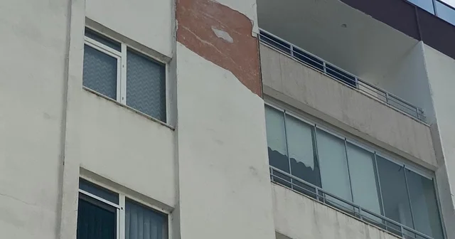 Binadan düşen sıva parçaları tehlike saçıyor Samsun Haberleri