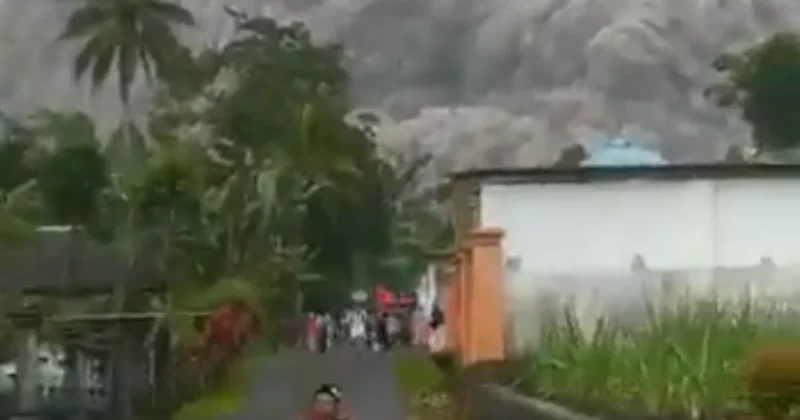 Endonezya da patlayan volkan zehirli gaz püskürtüyor: Köyler boşaltıldı Sözcü Gazetesi