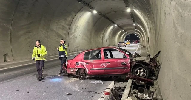 Tünelde feci kaza: Aracın motoru metrelerce ileri savruldu, hız kadranı 200 de takılı kaldı Kazada araçta bulunan 2 genç ağır yaralandı Zonguldak Haberleri