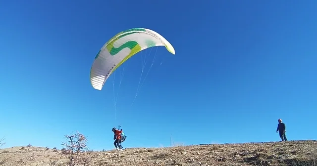 Ayrancı Tepesi, renkli paraşütlerle doldu; kaymakam uçuş yaptı Batman Haberleri