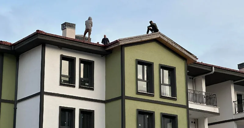 Ücretlerini alamayan TOKİ işçileri çatıya çıktı
