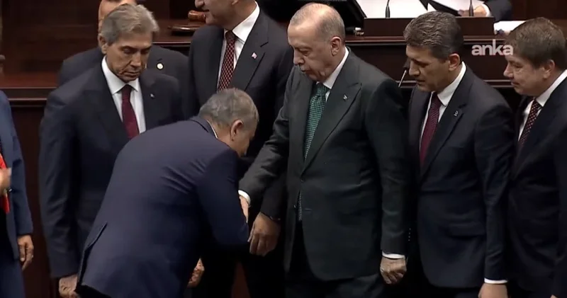 AKP ye geçen Aksu Belediye Başkanı İsa Yıldırım Erdoğan ın elini öpmeye çalıştı