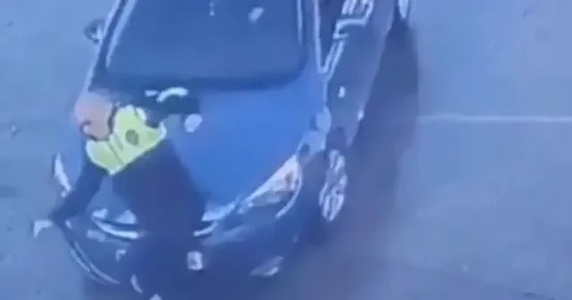 Samsun da dikkatsiz sürücünün polise çarpma anı kamerada VİDEO İZLE