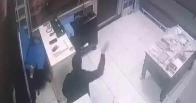 Ankara da taksi şoförüyle tartışan yolcu 3 el ateş etti; duraktaki şoförlerin panik anları kamerada