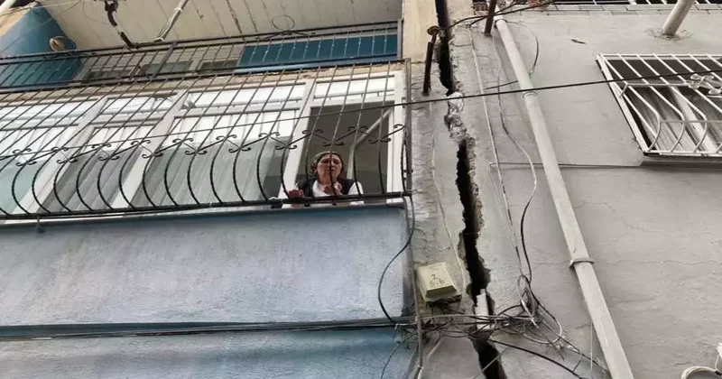 İzmir de mahalle diken üstünde: Evlerin duvarları yarıldı!