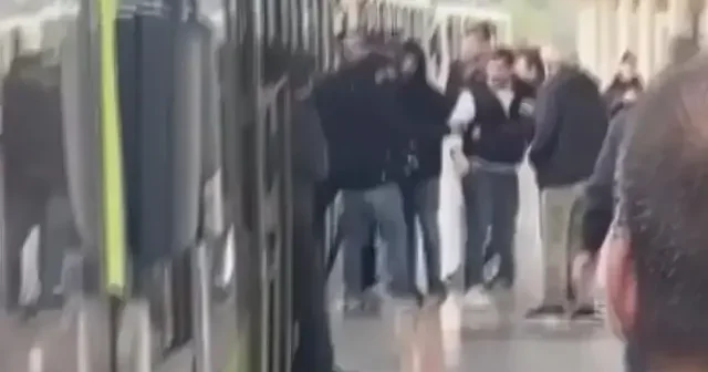 Yer kavgası metronun dışına taştı: Taşkınlık çıkaran yolcular ortalığı savaş alanına çevirdi VİDEO İZLE