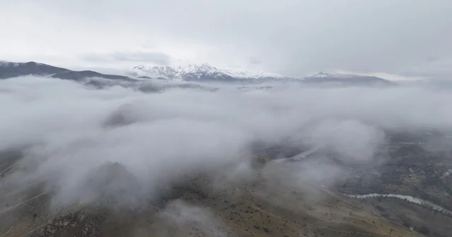 Erzincan da sis bulutları doğayı masalsı bir görünüme bürüdü Havadan görüntülenen Munzur daki sis, seyirlik manzaralar sundu Erzincan Haberleri