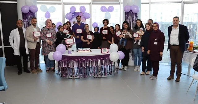 Prematüre bebeklere pastalı kutlama Sivas Numune Hastanesinde Dünya Prematüre Günü kapsamında düzenlenen etkinlikte, prematüre bebekler ve aileleri sağlık çalışanlarıyla bir araya gelerek bu özel günü pasta keserek kutladı Sivas Haberleri