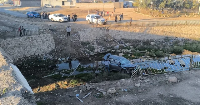 Otomobil, köprüden kanala düştü; 1 i ağır 3 yaralı Mardin Haberleri