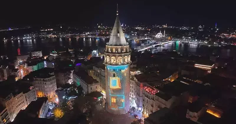 Galata Kulesi nde E Ticaret Haftası kapsamında lazer gösterisi