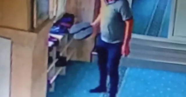 Camide ayakkabıları tek tek inceledi, beğendiğini çaldı Adana Haberleri