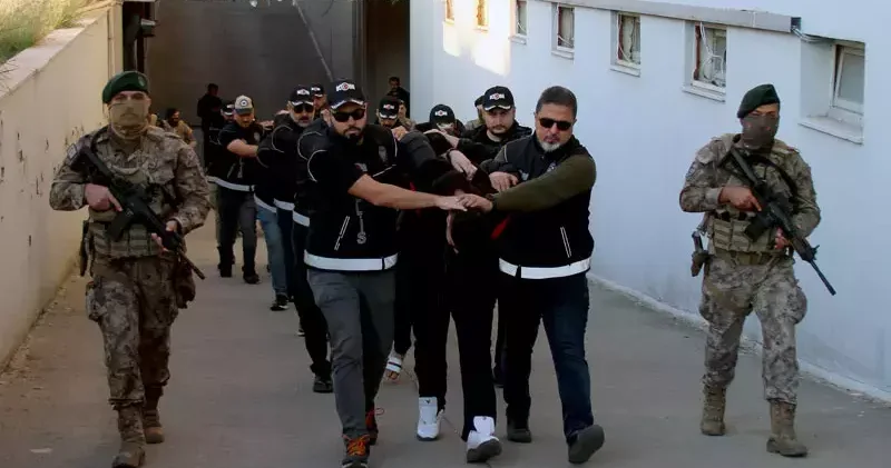 Bayğaralar suç örgütü üyesi 3 şüpheli yurt dışına kaçış hazırlığındayken yakalandı; 7 tutuklama