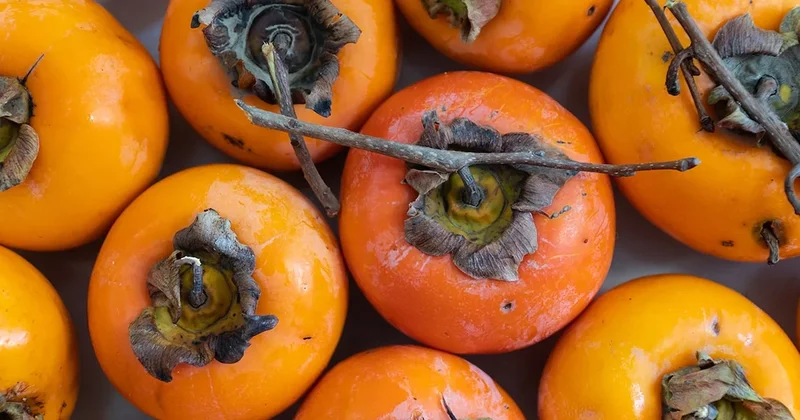 Pazar tezgahlarında tam mevsimi: Olgunlaşmadan yemeyin, cennet hurmasındaki buruk tat tesadüf değilmiş Sözcü Gazetesi