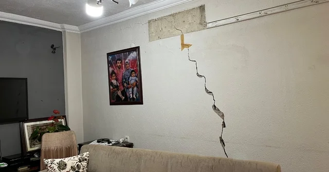 İzmir de bir mahalle tünel kazısı yüzünden diken üstünde Vatandaşlar isyan etti, Başkan Tugay ı istifaya davet etti Kanserden ölmedim, tünelden öleceğim Deprem yıkmadı, tünel çatlattı: Evleri terk edip sokağa çıkan halk isyan etti İzmir Haberleri