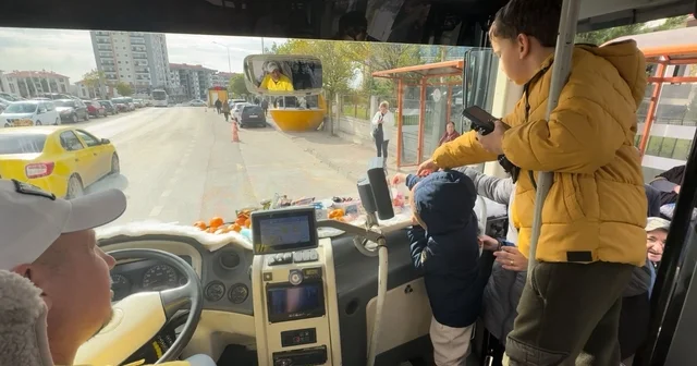 Şoför minibüse binen yolcularına meyve ve şekerleme ikram ediyor Edirne Haberleri