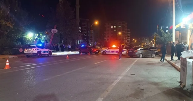 Şanlıurfa da cadde ortasında silahlı kavga kamerada: 2 ağır yaralı Mermilerin ön camına isabet ettiği otobüsteki yolcular ölümden döndü Şanlıurfa Haberleri