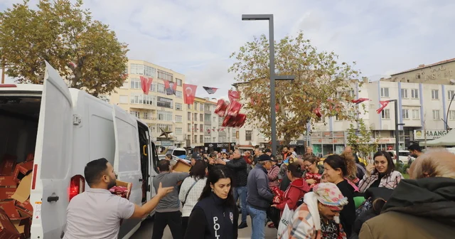 Kurtuluş gününde kek izdihamı; çocuklar ezilme tehlikesi geçirdi Edirne Haberleri