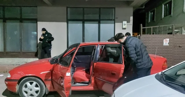 Alkollü sürücü polis uygulamasını görünce otomobili kaldırıma çekti: Üzerinden ve araçtan uyuşturucu çıktı Sakarya Haberleri