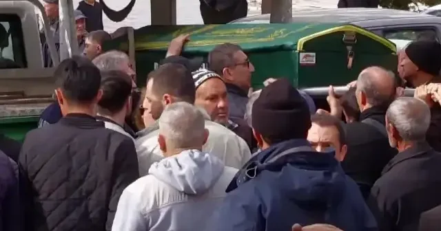 Fatih te zehirlenme şüphesiyle ölen Servet Böcek in cenazesi defnedildi VİDEO İZLE