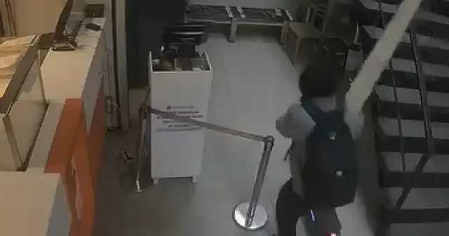 Kadıköy de vatandaşın ölümden saniyelerle kurtulma anı kamerada VİDEO İZLE