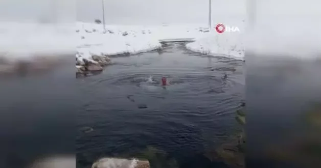 Karlı havada suya girdi! O anlar izleyenleri titretti