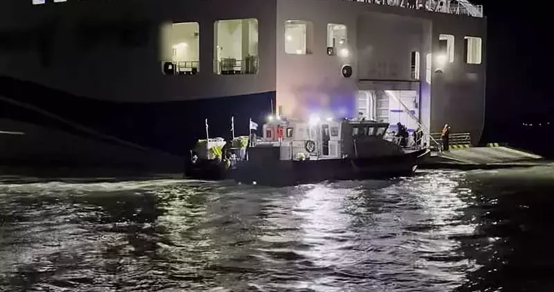 Güney Kore’de 267 kişiyi taşıyan yolcu feribotu karaya oturdu