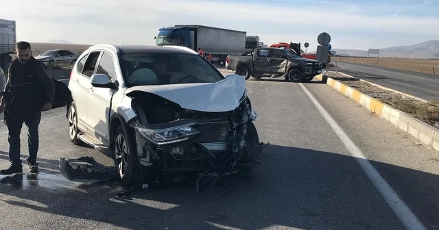 Konya da kamyonetle SUV tipi araç çarpıştı: 3 ü çocuk 7 yaralı Konya Haberleri