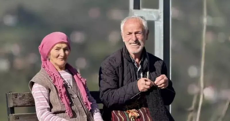 74 yaşındaki İdris dede ördüğü bir çift çorabı 2 bin liradan satıyor