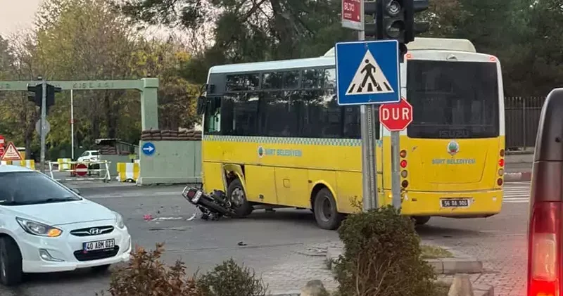 Otobüsle çarpışan motosikletin sürücüsü öldü, kardeşi ağır yaralandı