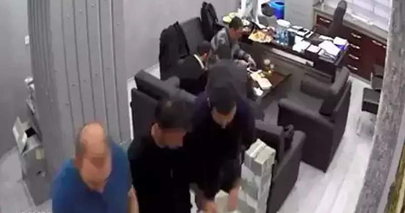 CHP İstanbul İl Başkanlığı ndaki para sayma görüntülerine ilişkin davada duruşma 15 Nisan a ertelendi