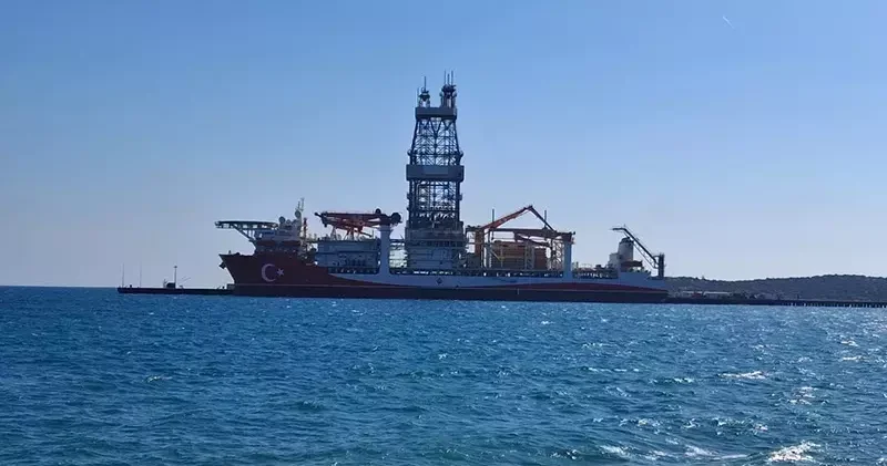 Filoya katılan sondaj gemisi, kırmızı ve beyaza boyandı