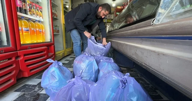 Hakkarili esnaftan vefa örneği: 30 yıllık esnaf, kalan tüm kırtasiye malzemesini 500 öğrenciye hediye etti Hakkari Haberleri