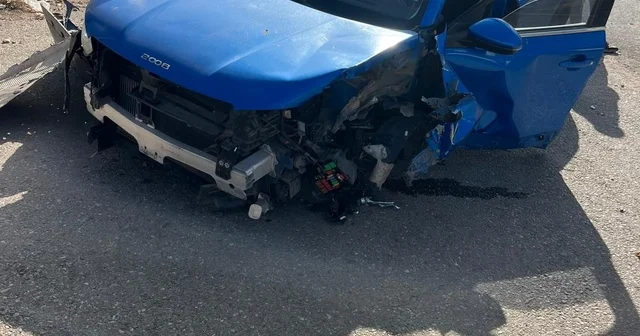 Sürücüsünün direksiyon hakimiyetini kaybettiği otomobil refüje çıktı Kırşehir Haberleri