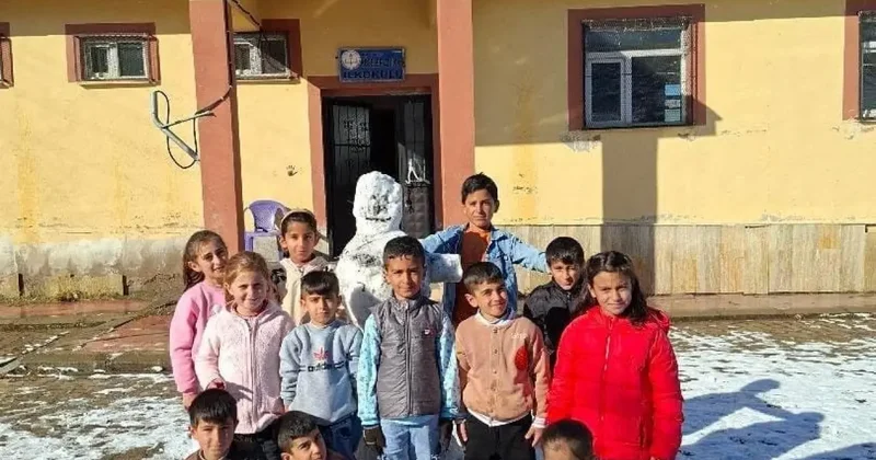 Yılın ilk kardan adamını ilkokul öğrencileri yaptı