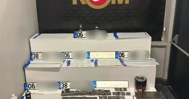 Kayseri polisinden sahte plaka operasyonu: 2 gözaltı Operasyonda çok miktarda sahte plaka yapımında kullanılan malzeme ele geçirildi Kayseri Haberleri