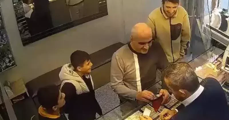 Bağcılar da yolda yürüyen iki çocuk yerde buldukları 1 milyon 300 bin lira değerindeki altını sahibine teslim etti