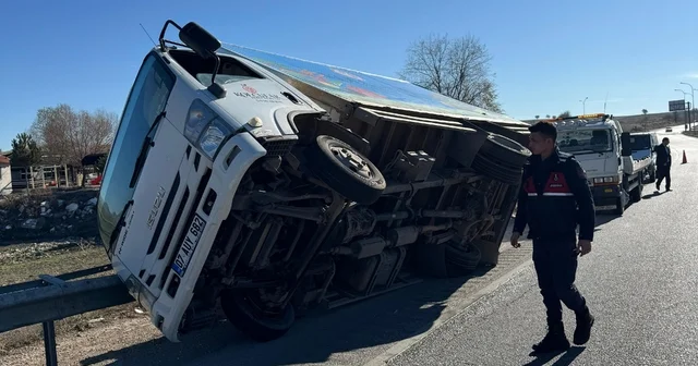 Yan yatan kamyonette 2 kişi yaralandı Afyonkarahisar Haberleri
