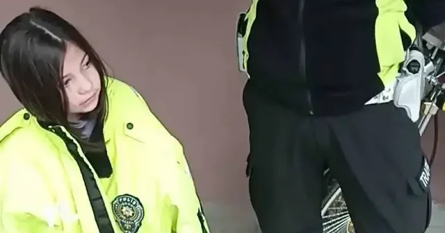 Ordu’da polislerden yürek ısıtan davranış: Üşüyen Zeynep’e montlarını verdiler VİDEO İZLE