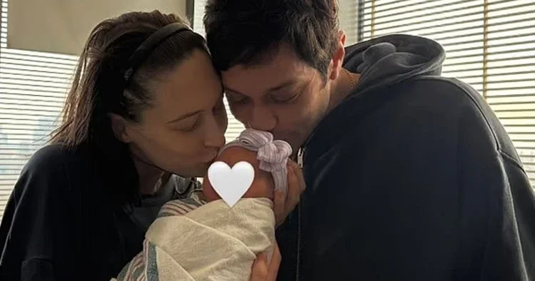 Ünlü oyuncu bebeğini kucağına aldı… Ona kahramanca ölen babasının adını vermiş…