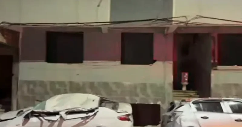 Zeytinburnu nda 4 katlı binanın çatısı çöktü, araçlar zarar gördü!