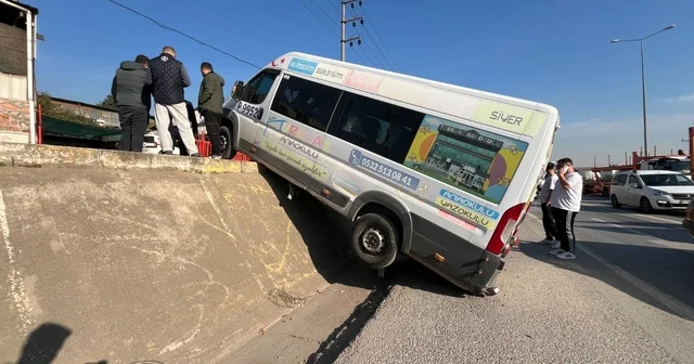 Park halindeki minibüs duvardan yolun kenarına düşerek asılı kaldı Kocaeli Haberleri