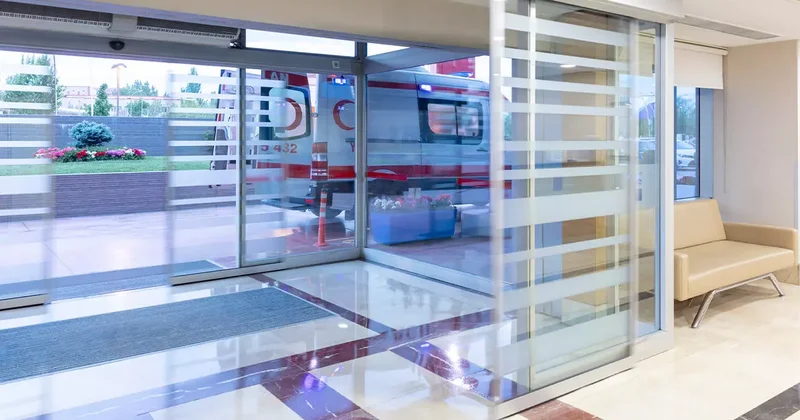 Fethiye de minibüs ile kamyonetin çarpıştığı kazada 13 kişi yaralandı