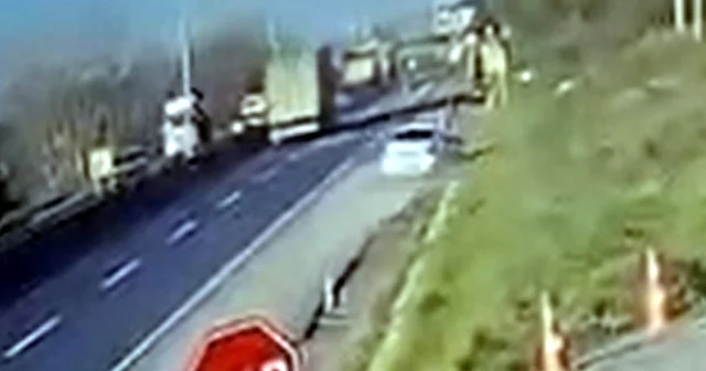 Otomobil yol kenarındaki beton parçasına çarptı; 5 yaralı Tekirdağ Haberleri