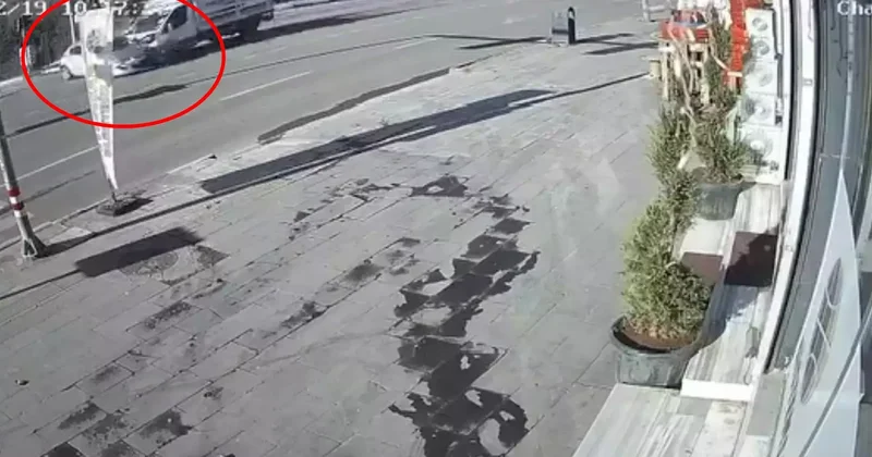 Kamyonet ile otomobilin çarpıştığı kaza kamerada: 2 yaralı