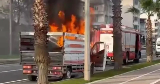 Hareket halindeyken motor kısmından alev alan kamyonet yandı Ordu Haberleri