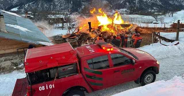 Ardanuç ta ahır yangını Artvin Haberleri