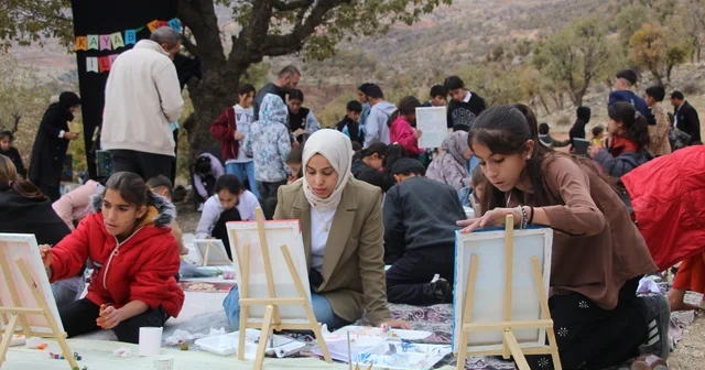 Gabar ın eteklerinde umutlar tuvale yansıdı Petrolün yükseldiği dağda çocuklar sanatla geleceğe bakıyor Şırnak Haberleri