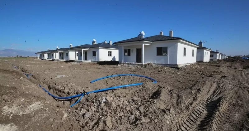 Hatay da kırsal deprem konutlarının yapımı sürüyor